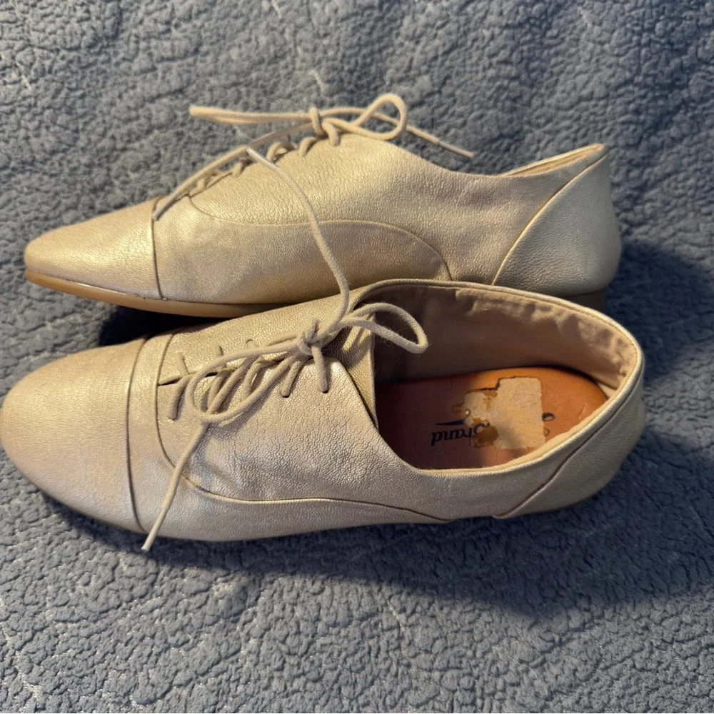 Lucky Brand Women's Gold Leather Oxford shoes, women’s 6 - Picture 4 of 9